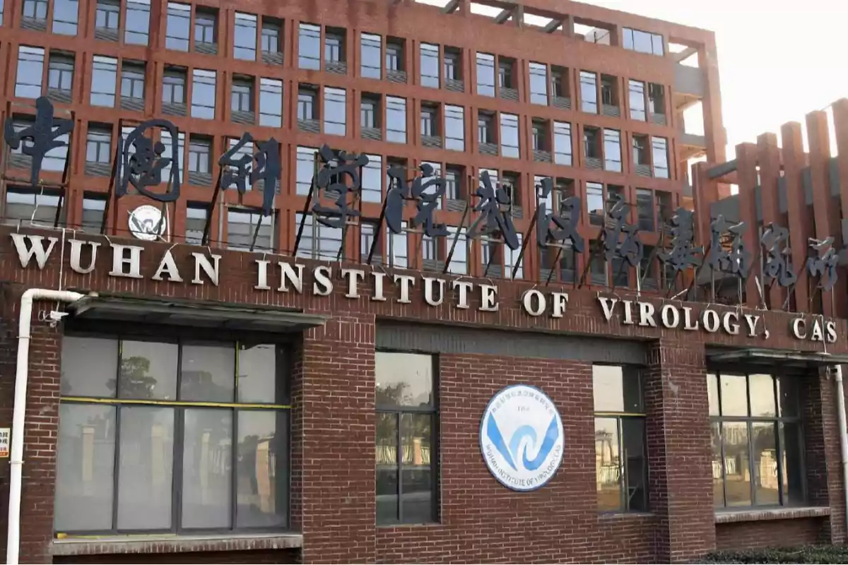 Edificio de ladrillo con letrero que dice "Wuhan Institute of Virology, CAS".