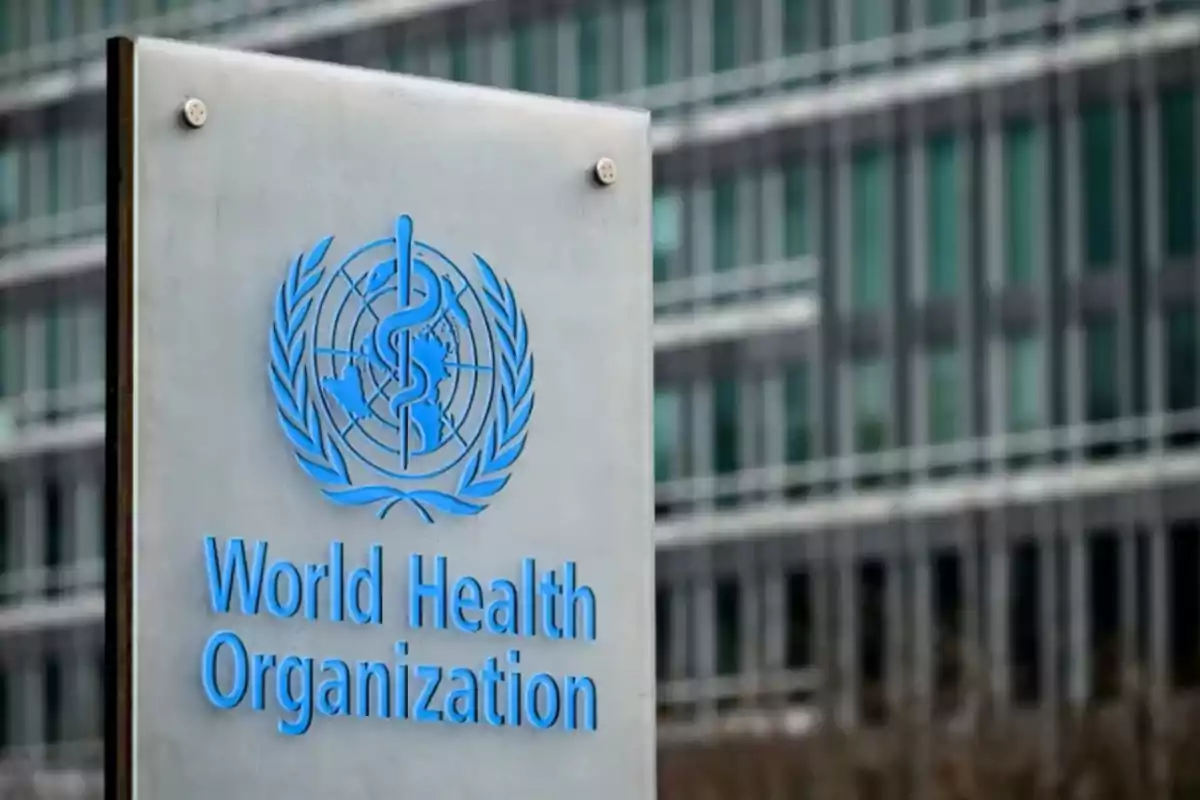 A sign of the World Health Organization in front of an office building.