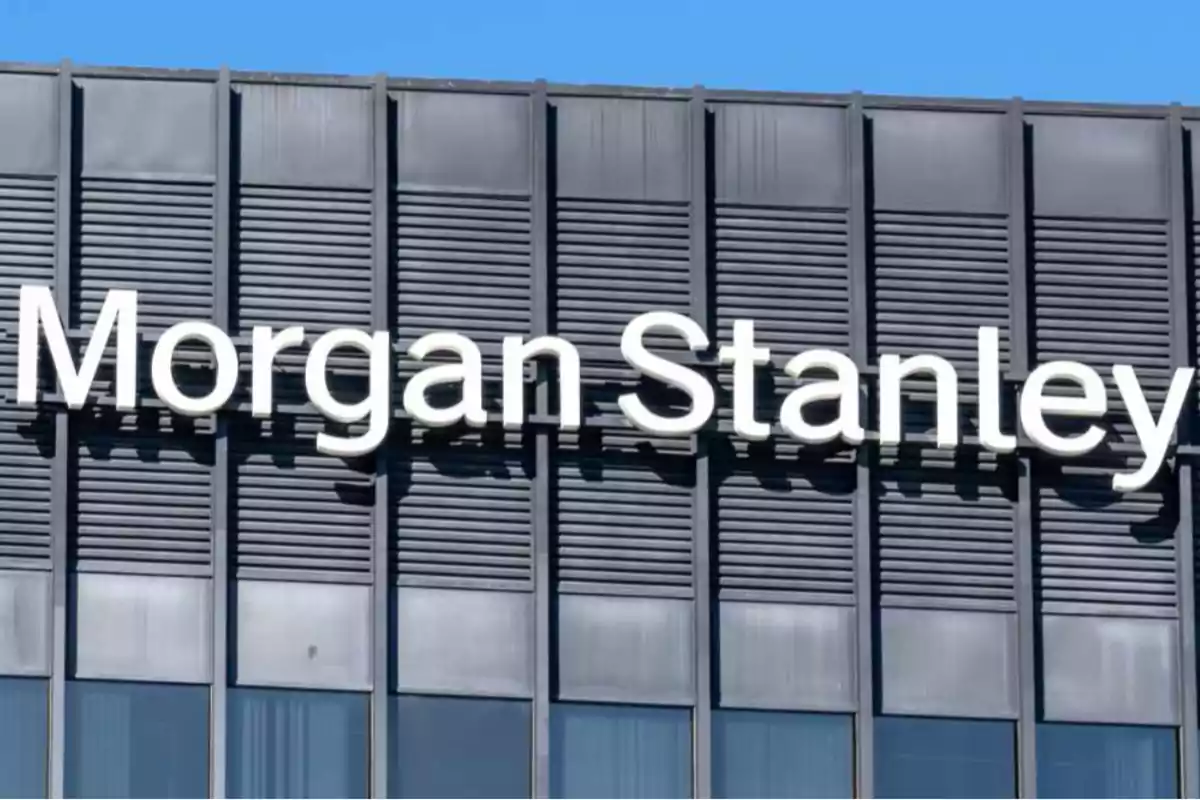 Edificio con el logotipo de Morgan Stanley en letras blancas sobre un fondo de persianas metálicas.