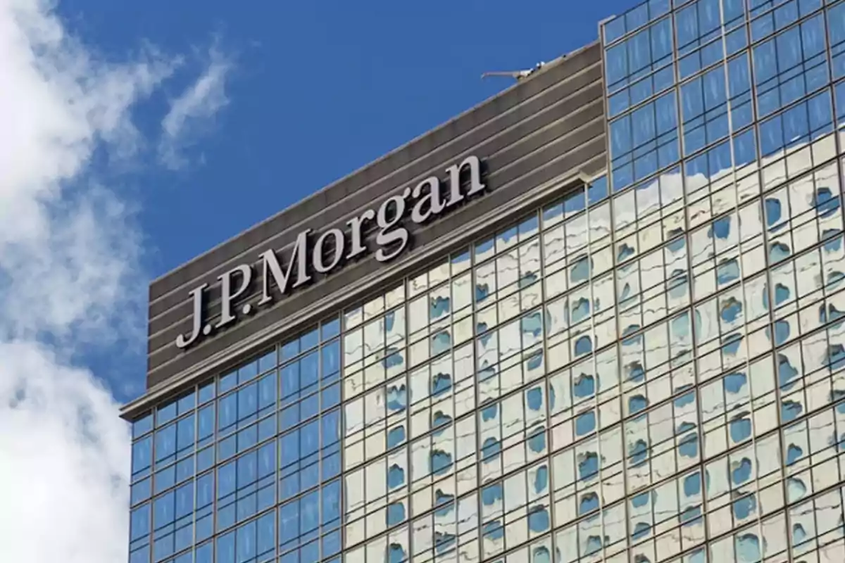 Edificio de oficinas con el logotipo de J.P. Morgan en la parte superior y un cielo azul de fondo.