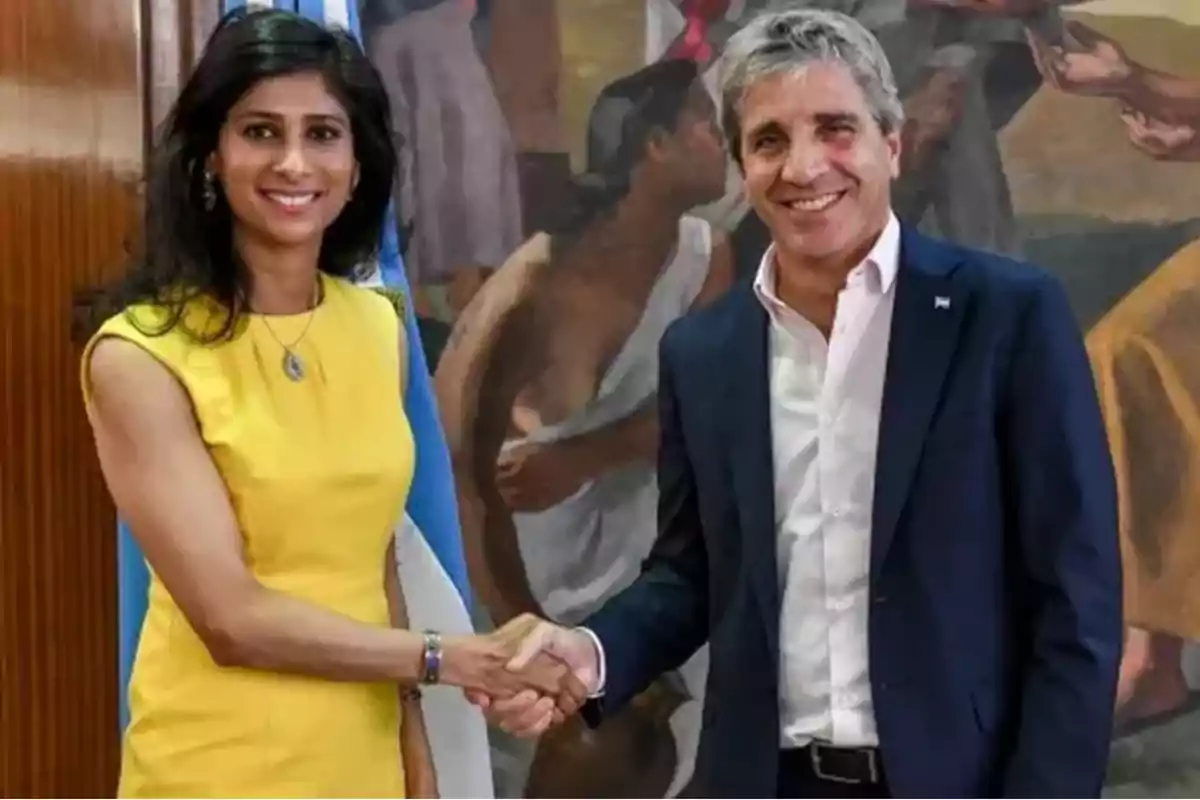 Dos personas sonríen mientras se dan la mano frente a un fondo artístico. Dos personas sonríen mientras se dan la mano frente a un fondo artístico.