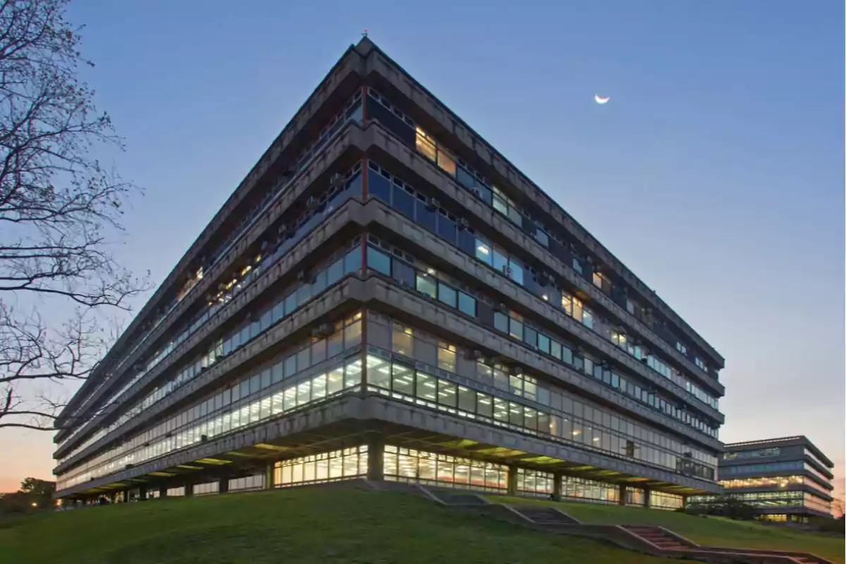 Edificio moderno de varios pisos con fachada de vidrio al atardecer. Edificio moderno de varios pisos con fachada de vidrio al atardecer.