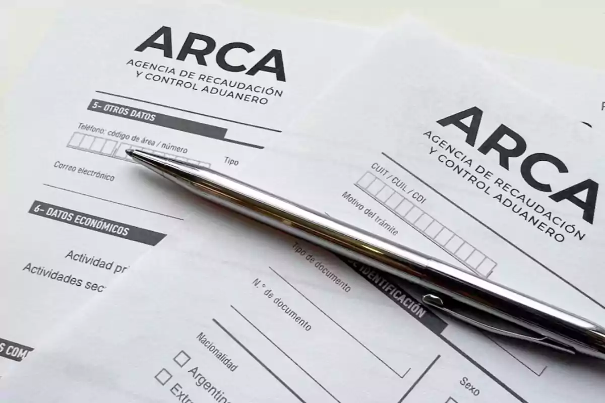 Formulario de la Agencia de Recaudación y Control Aduanero con un bolígrafo plateado encima. Formulario de la Agencia de Recaudación y Control Aduanero con un bolígrafo plateado encima.