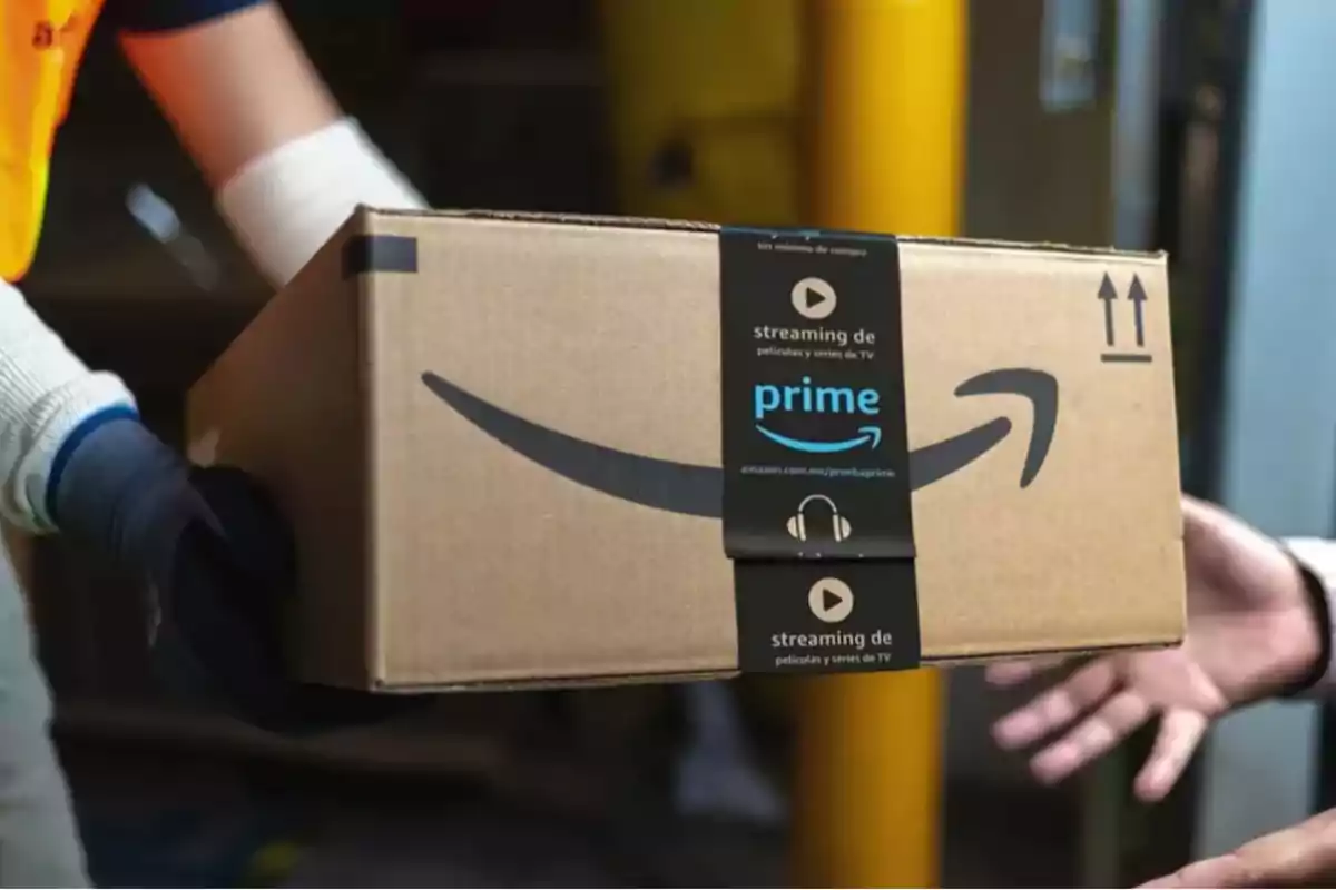 Una persona entregando una caja de Amazon Prime con guantes.