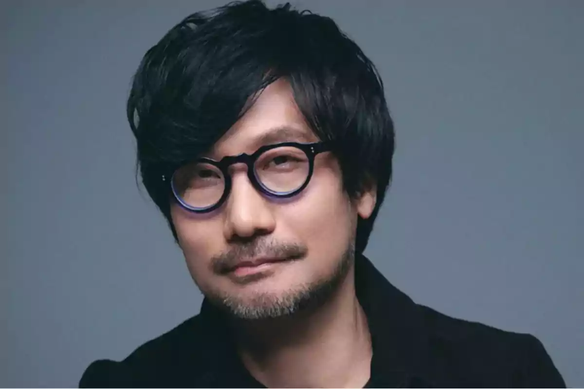 Un hombre con gafas y cabello oscuro mira hacia la cámara con una expresión neutral. Un hombre con gafas y cabello oscuro mira hacia la cámara con una expresión neutral.
