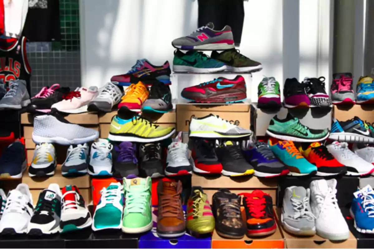 Una variedad de zapatillas deportivas de diferentes colores y estilos exhibidas sobre cajas.