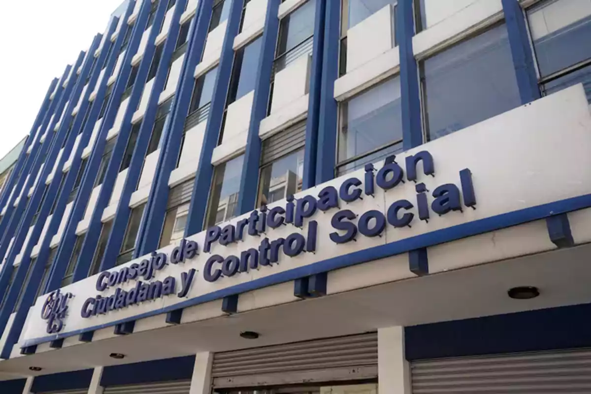 Edificio con letrero del Consejo de Participación Ciudadana y Control Social.