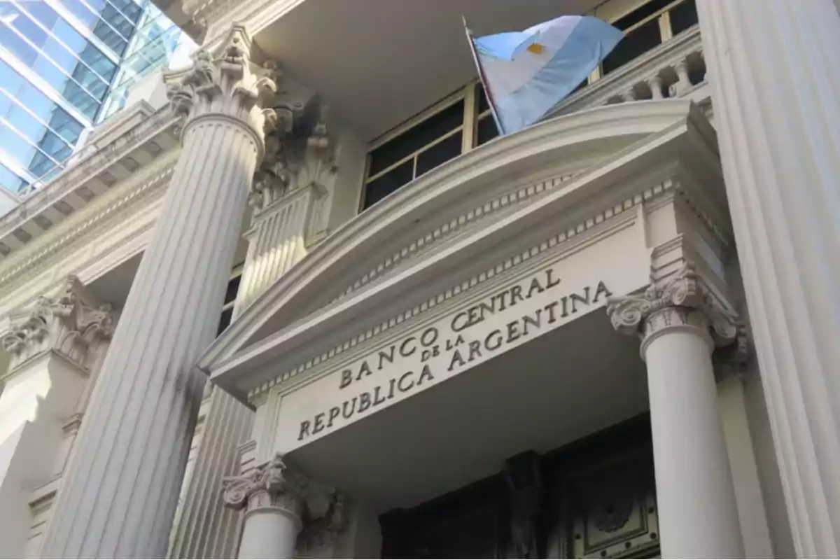 Facade of the Central Bank of the Argentine Republic with classical columns and an Argentine flag waving.