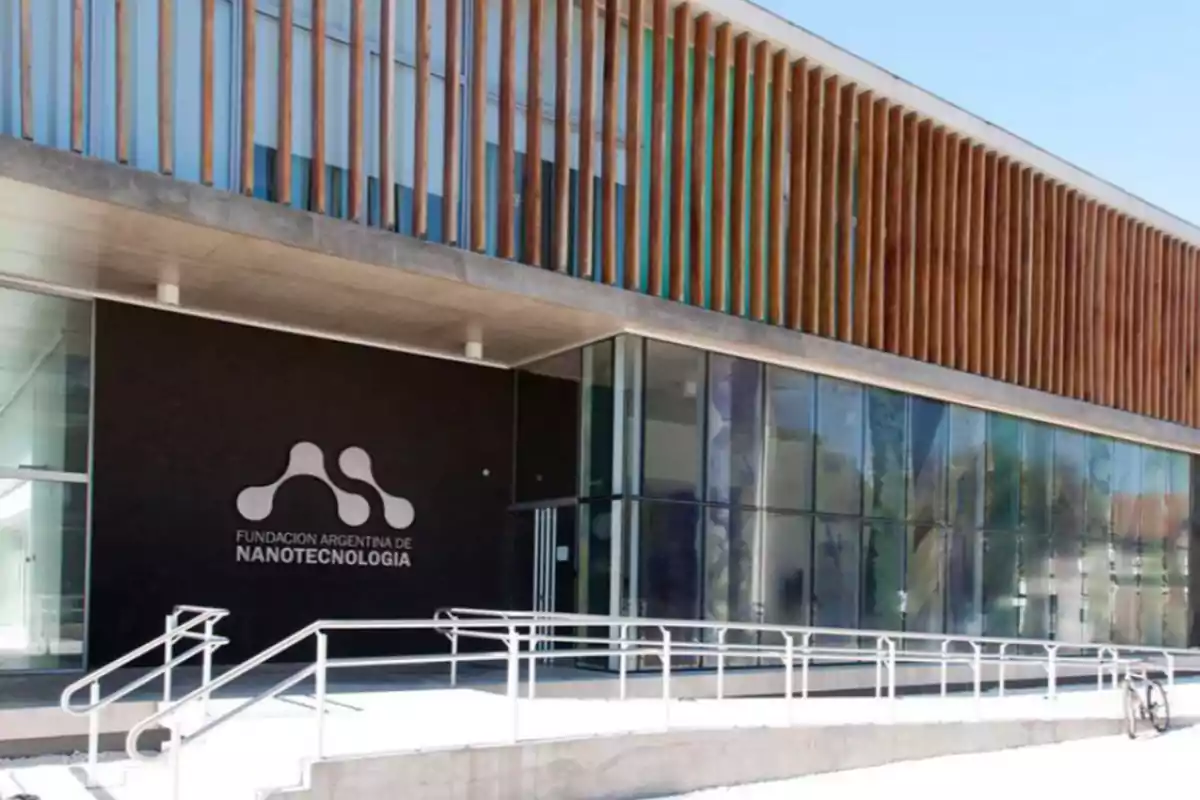 Edificio moderno de la Fundación Argentina de Nanotecnología con fachada de vidrio y detalles de madera