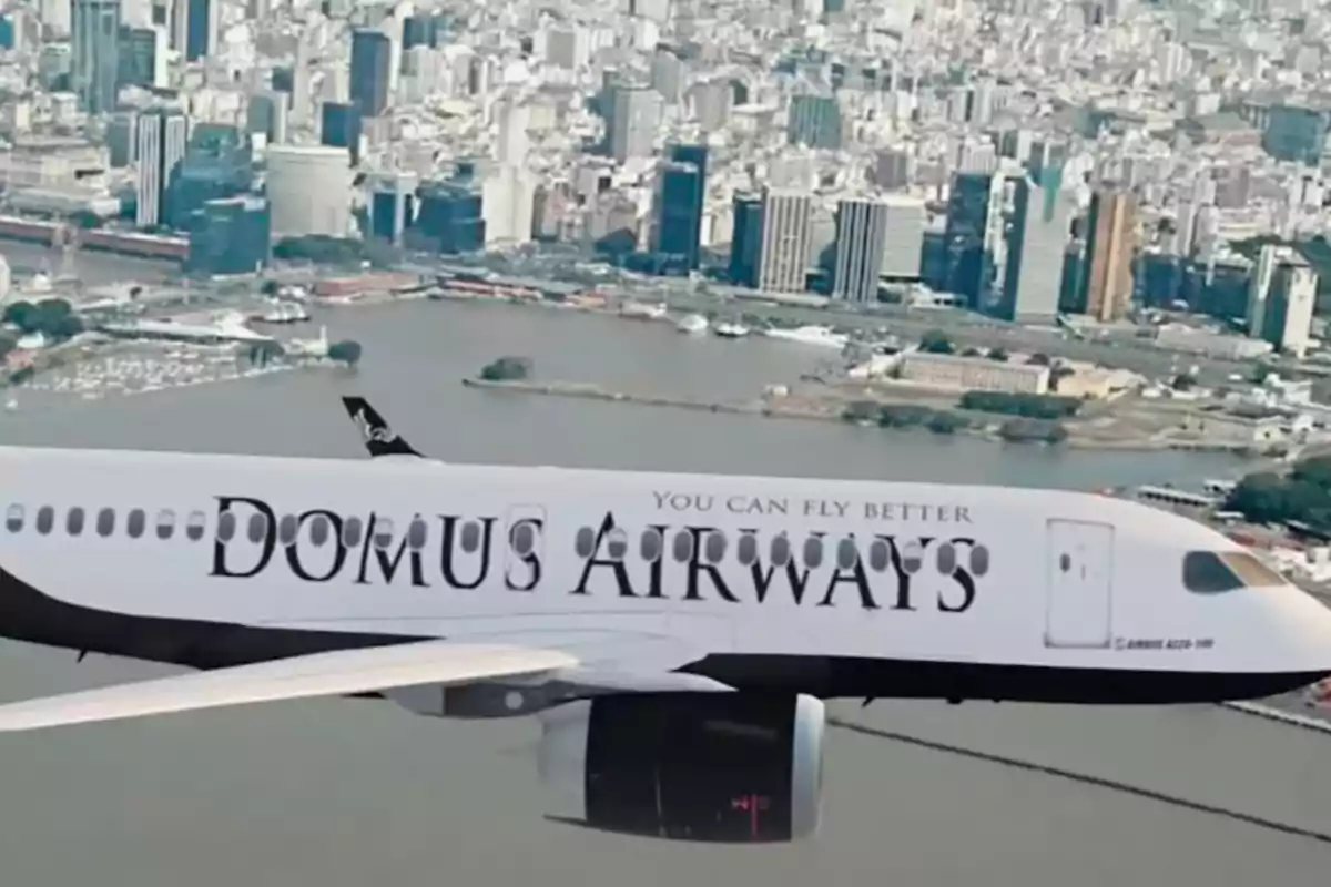 Avión de la aerolínea Domus Airways volando sobre una ciudad con edificios y un río de fondo Avión de la aerolínea Domus Airways volando sobre una ciudad con edificios y un río de fondo