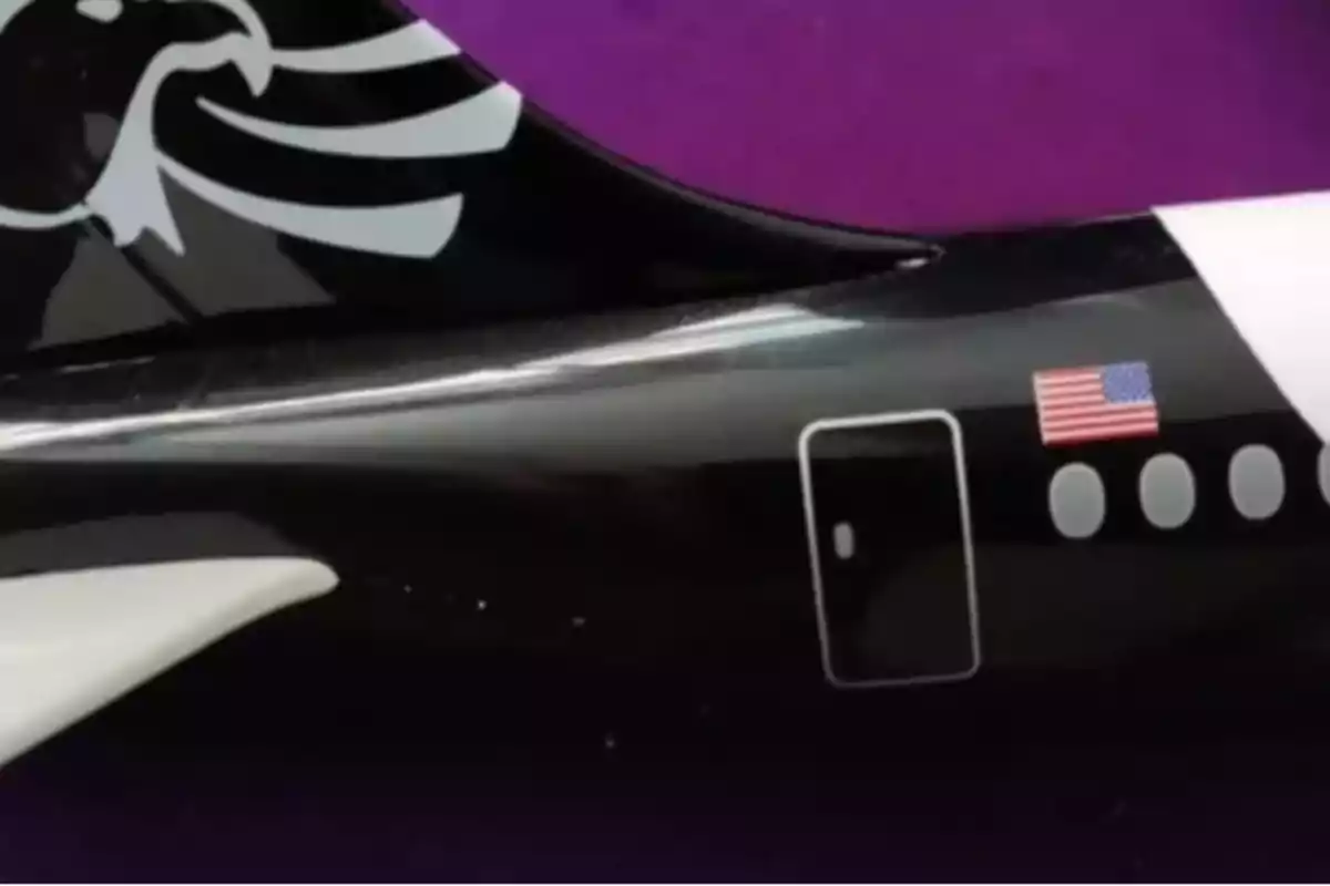 Detalle de un modelo de avión con una bandera de Estados Unidos y un diseño de águila sobre fondo morado Detalle de un modelo de avión con una bandera de Estados Unidos y un diseño de águila sobre fondo morado