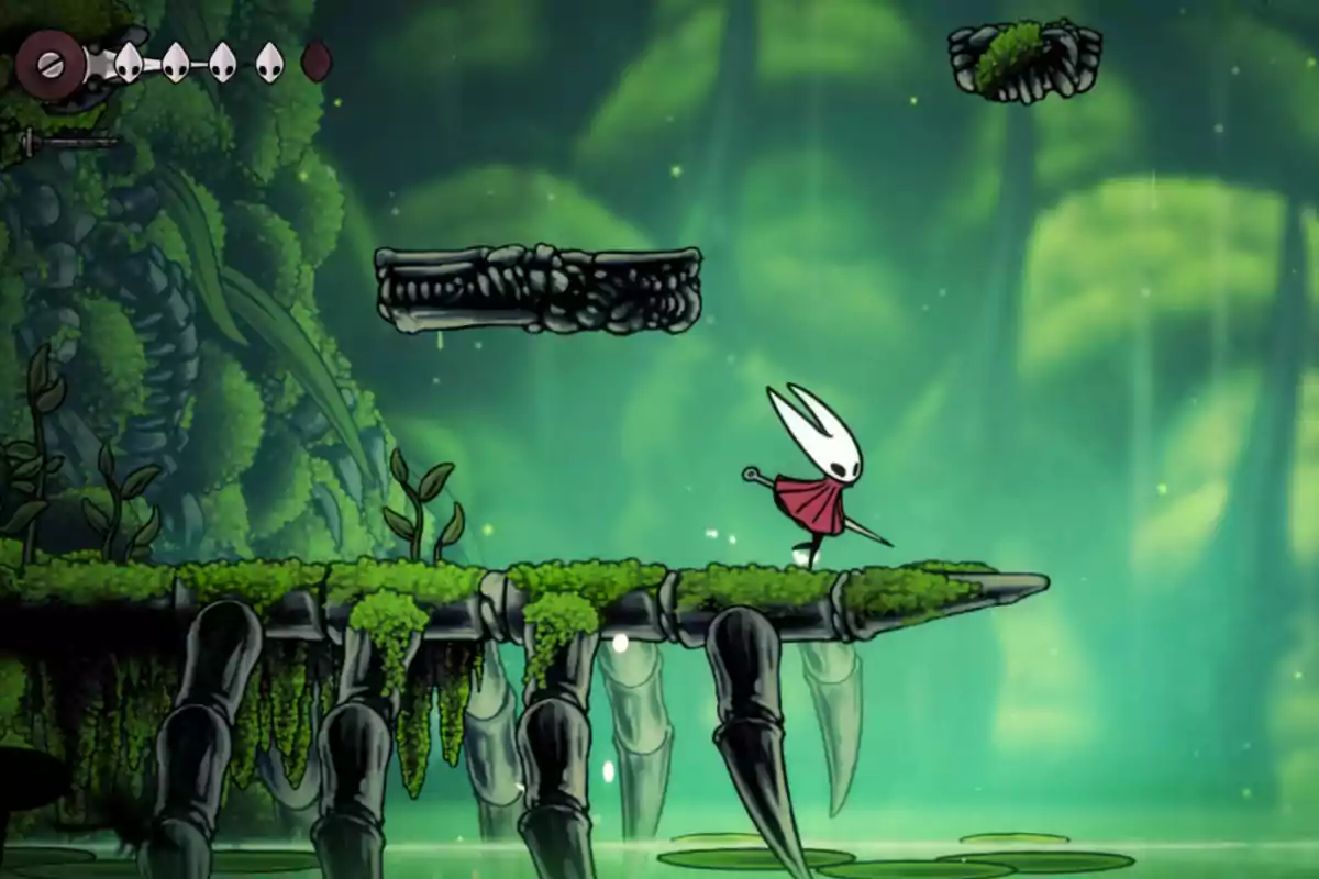 Personaje con capa roja y cabeza blanca camina sobre una plataforma cubierta de musgo en un entorno de bosque verde con estructuras óseas y vegetación Personaje con capa roja y cabeza blanca camina sobre una plataforma cubierta de musgo en un entorno de bosque verde con estructuras óseas y vegetación