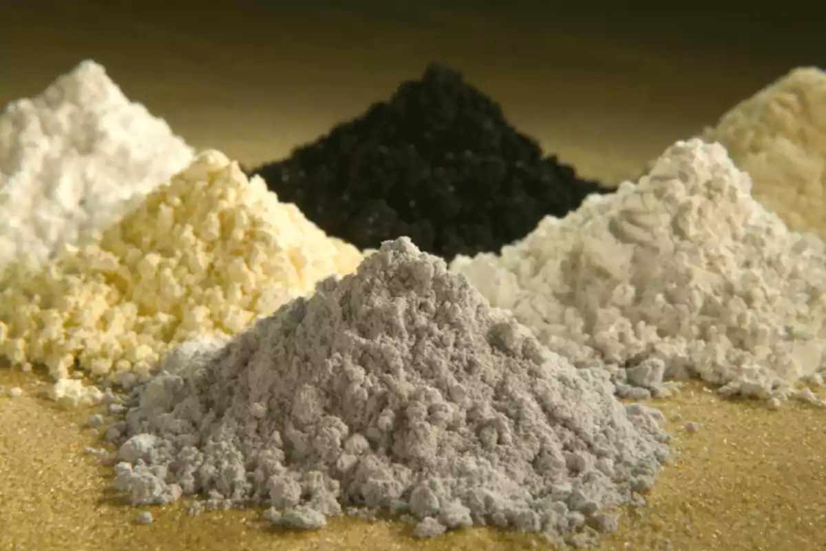 Varios montones de polvos de diferentes colores sobre una superficie beige Varios montones de polvos de diferentes colores sobre una superficie beige