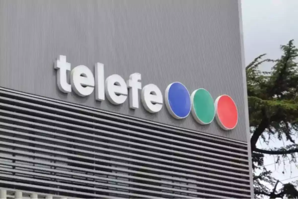 Logo de Telefe en la fachada de un edificio junto a tres círculos de colores azul, verde y rojo