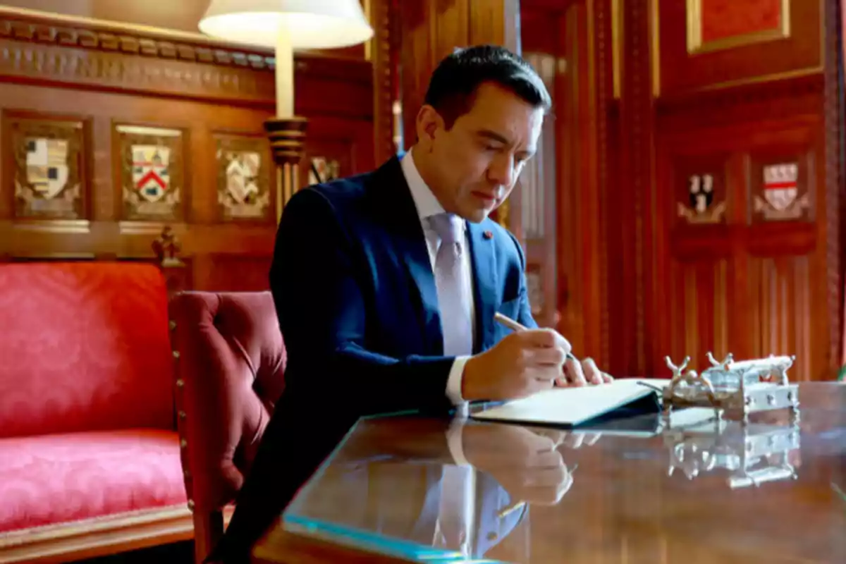 Hombre de traje escribiendo en un libro sobre una mesa de cristal en una elegante sala con paredes de madera y sillón rojo Hombre de traje escribiendo en un libro sobre una mesa de cristal en una elegante sala con paredes de madera y sillón rojo