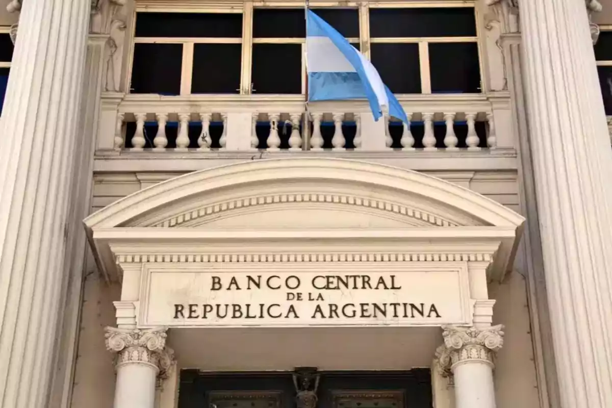 Fachada del Banco Central de la República Argentina con una bandera argentina ondeando en la parte superior