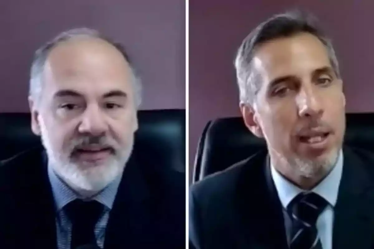 Dos hombres con traje y corbata sentados frente a una pared de color lila, cada uno en su propio recuadro como en una videollamada. Dos hombres con traje y corbata sentados frente a una pared de color lila, cada uno en su propio recuadro como en una videollamada.