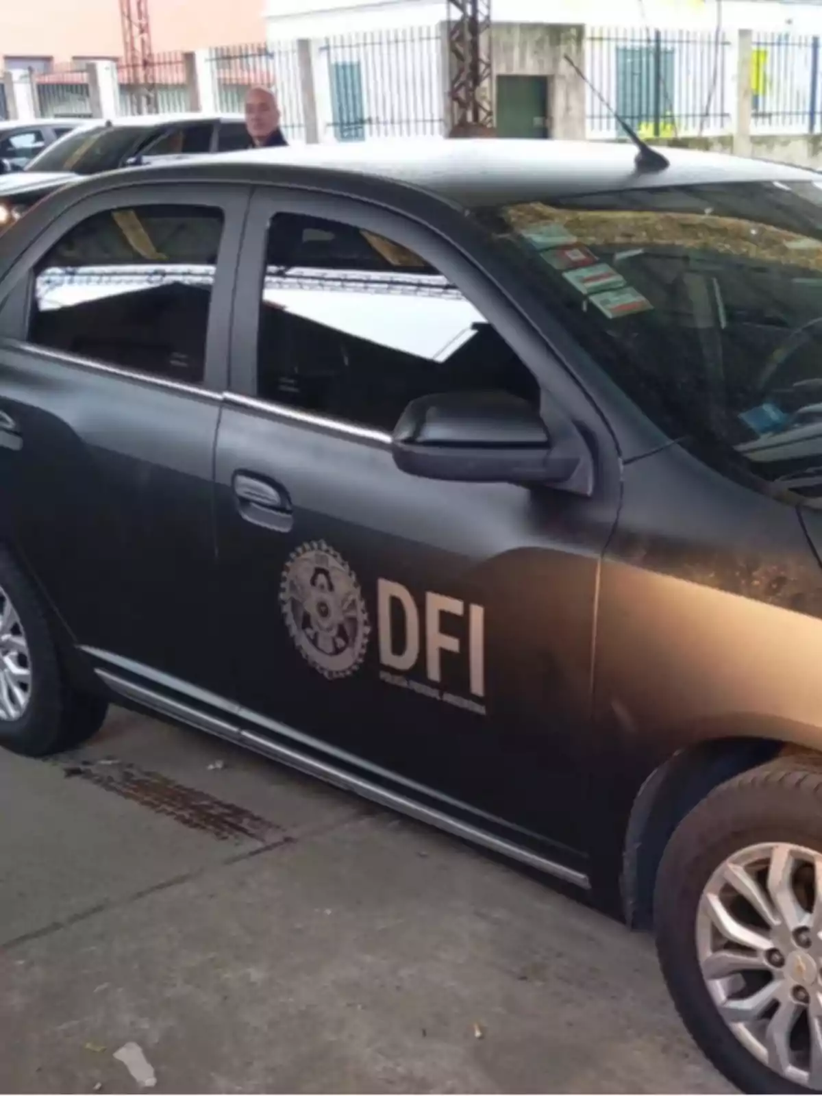 Auto negro con el logo de la Policía Federal Argentina y las siglas DFI estacionado en un lugar techado Auto negro con el logo de la Policía Federal Argentina y las siglas DFI estacionado en un lugar techado