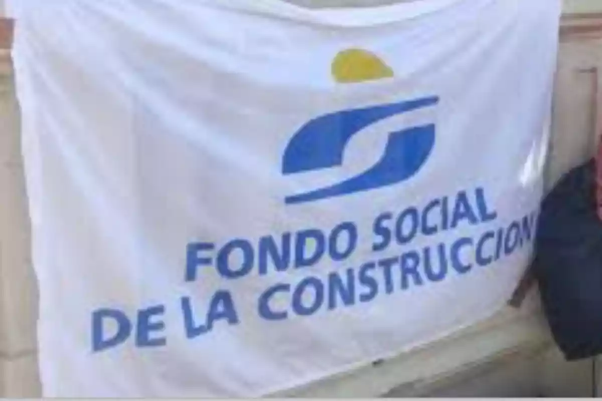 Una bandera blanca con el logotipo y texto 