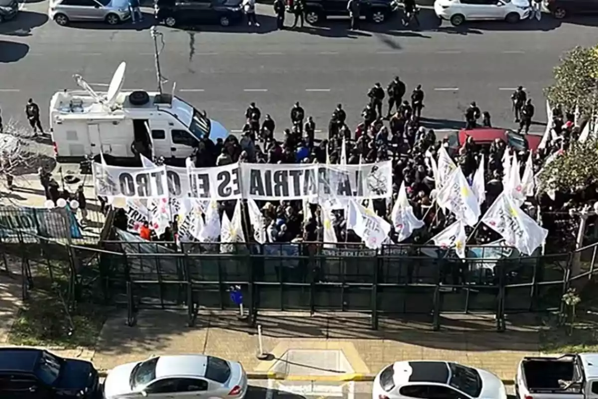 Entran en un ascensor: una decena de militantes acompañaron a CFK a Comodoro Py