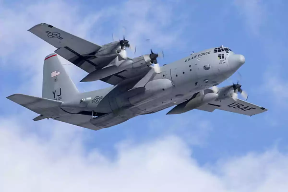 Un avión militar de la Fuerza Aérea de los Estados Unidos volando en el cielo.