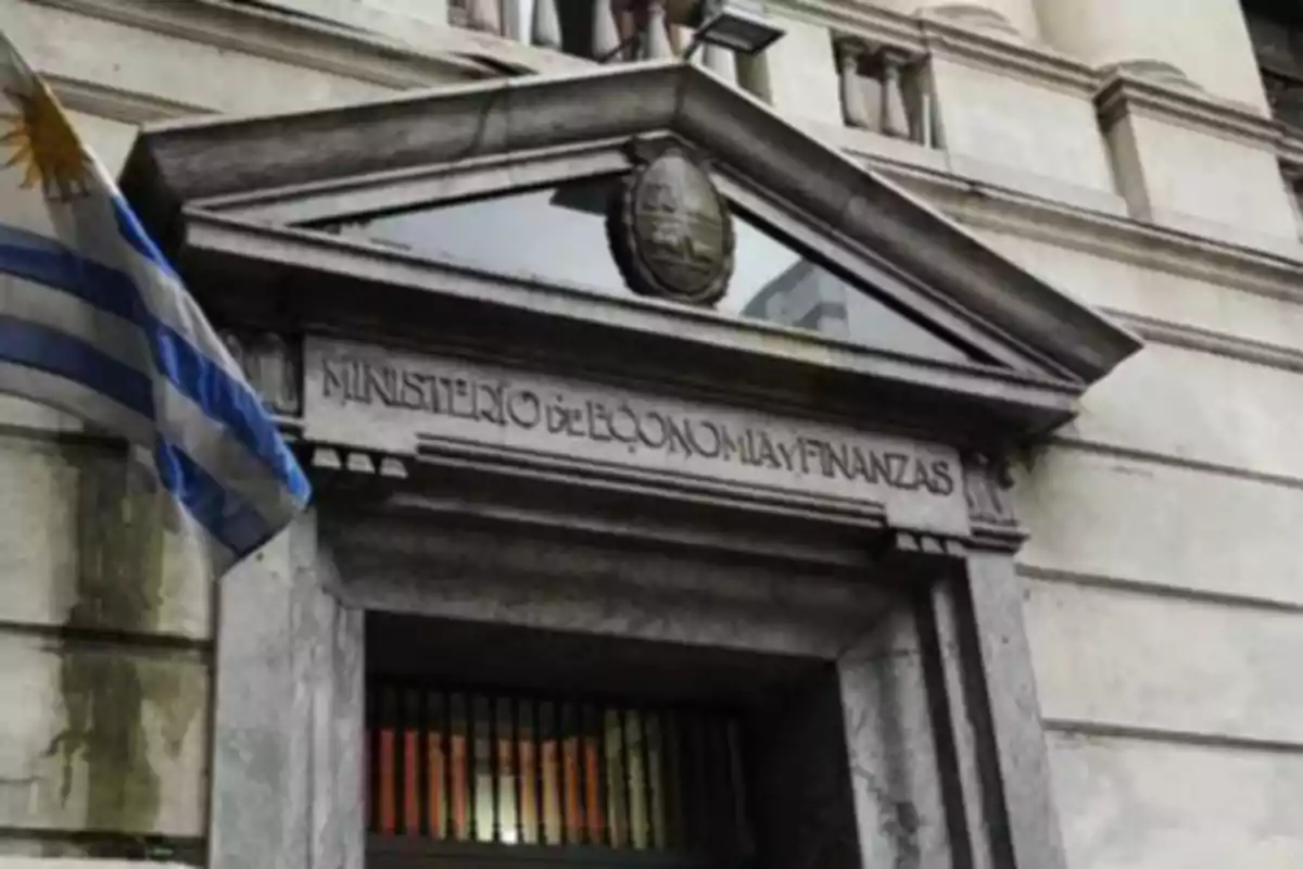 Entrada de un edificio gubernamental con una bandera ondeando a la izquierda. Entrada de un edificio gubernamental con una bandera ondeando a la izquierda.