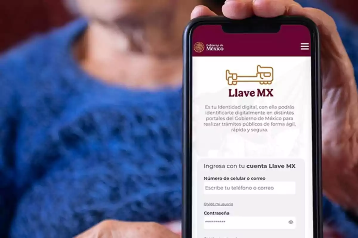 Person holding a mobile phone displaying the login screen of Llave MX from the Government of Mexico. Person holding a mobile phone displaying the login screen of Llave MX from the Government of Mexico.