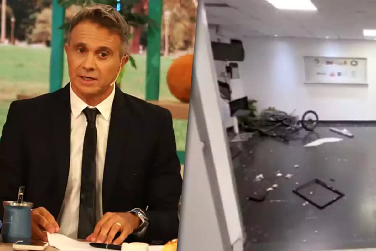 Un hombre con traje oscuro y corbata está sentado en un escritorio con papeles y un mate, junto a una imagen de una oficina desordenada con objetos tirados en el suelo y una bicicleta caída.