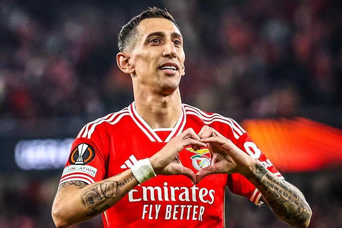 Futbolista con uniforme rojo del Benfica celebrando un gol haciendo un gesto de corazón con las manos en un estadio Futbolista con uniforme rojo del Benfica celebrando un gol haciendo un gesto de corazón con las manos en un estadio