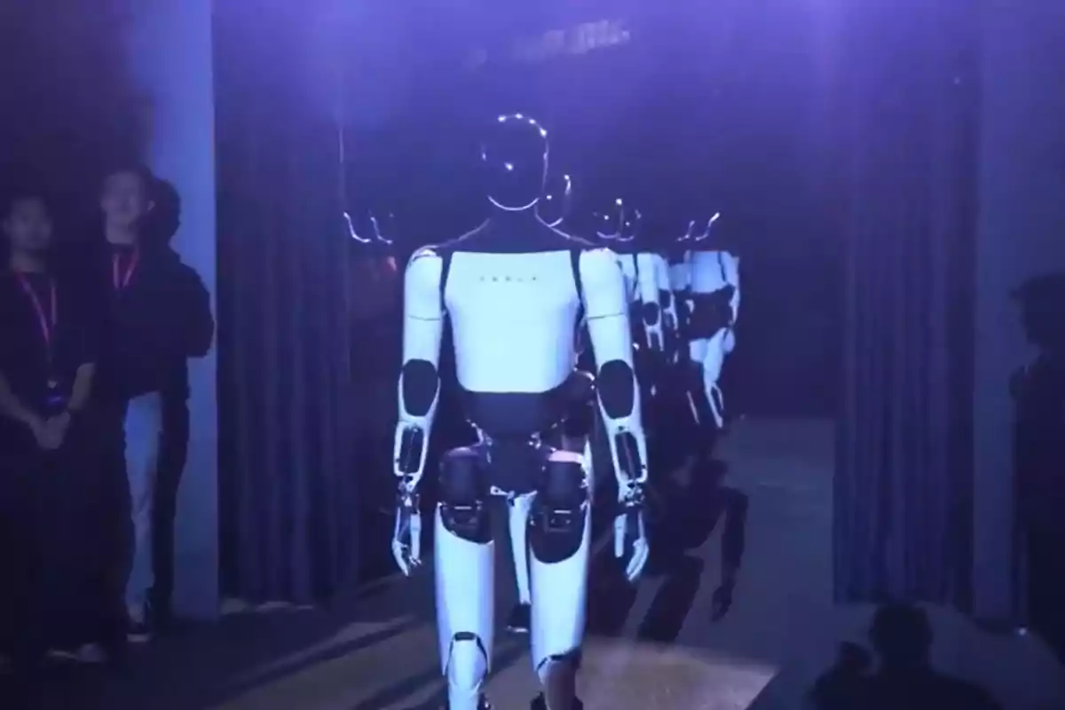 Un robot humanoide caminando hacia un espejo en un entorno oscuro con luces azules.