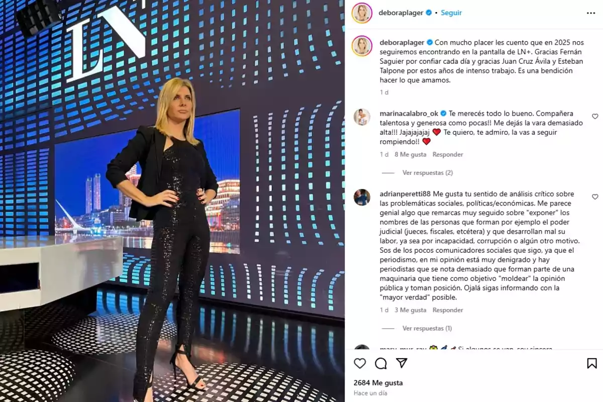 Una mujer con un traje negro brillante posa en un set de televisión con un fondo que muestra un paisaje urbano iluminado y el logo de LN.