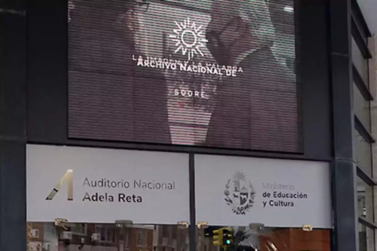 Fachada del Auditorio Nacional Adela Reta con pantalla que muestra el logo del Archivo Nacional de Uruguay.