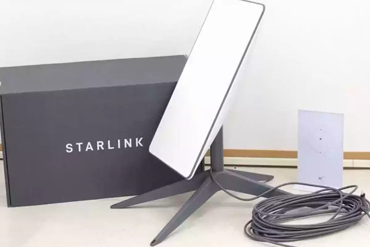 Un kit de antena parabólica de Starlink con su caja y cable en el suelo. Un kit de antena parabólica de Starlink con su caja y cable en el suelo.