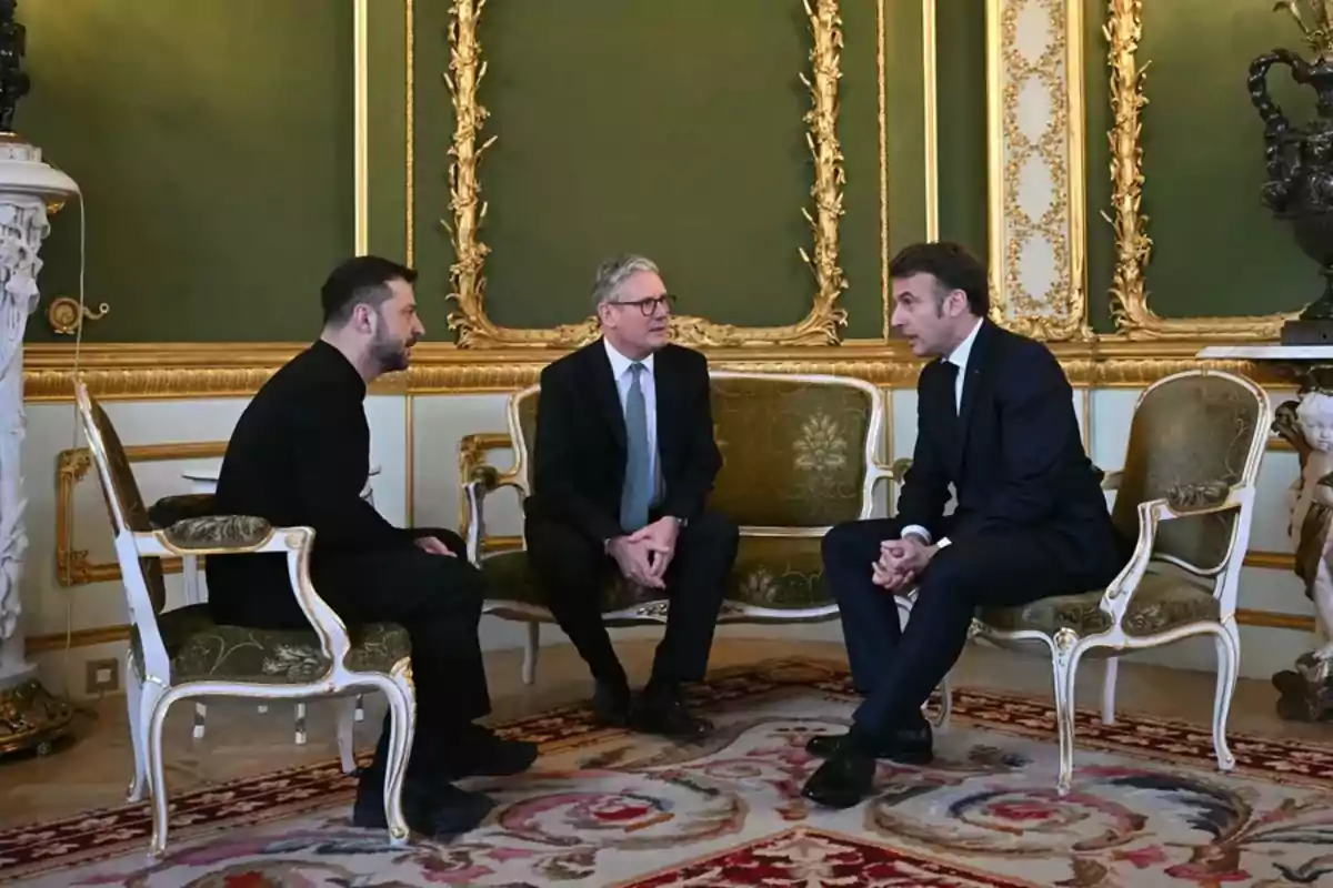 Tres hombres sentados en una elegante sala con decoración dorada y verde conversan entre sí. Tres hombres sentados en una elegante sala con decoración dorada y verde conversan entre sí.