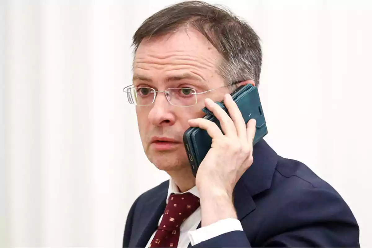 Hombre con gafas hablando por teléfono móvil. Hombre con gafas hablando por teléfono móvil.
