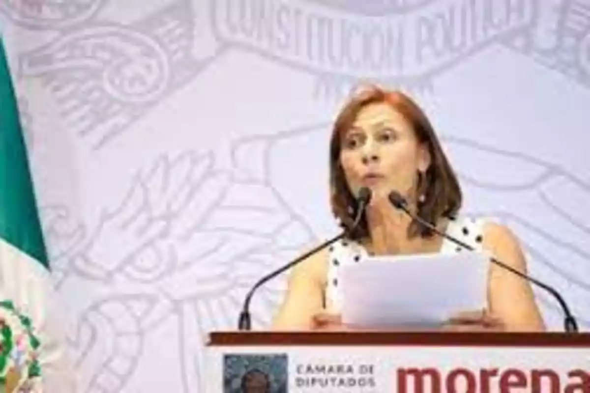 Una persona hablando en un podio con el logotipo de Morena y la Cámara de Diputados en el fondo.