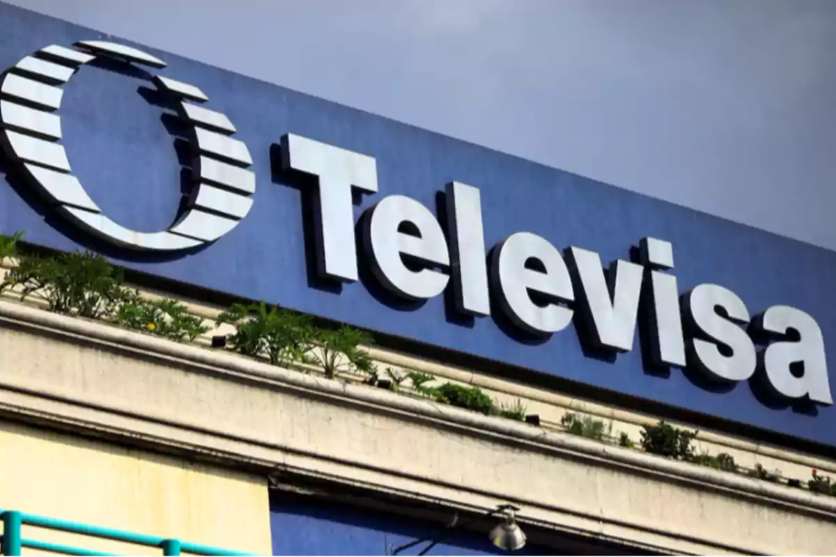 Edificio con el logotipo de una empresa de medios en un letrero azul. Edificio con el logotipo de una empresa de medios en un letrero azul.