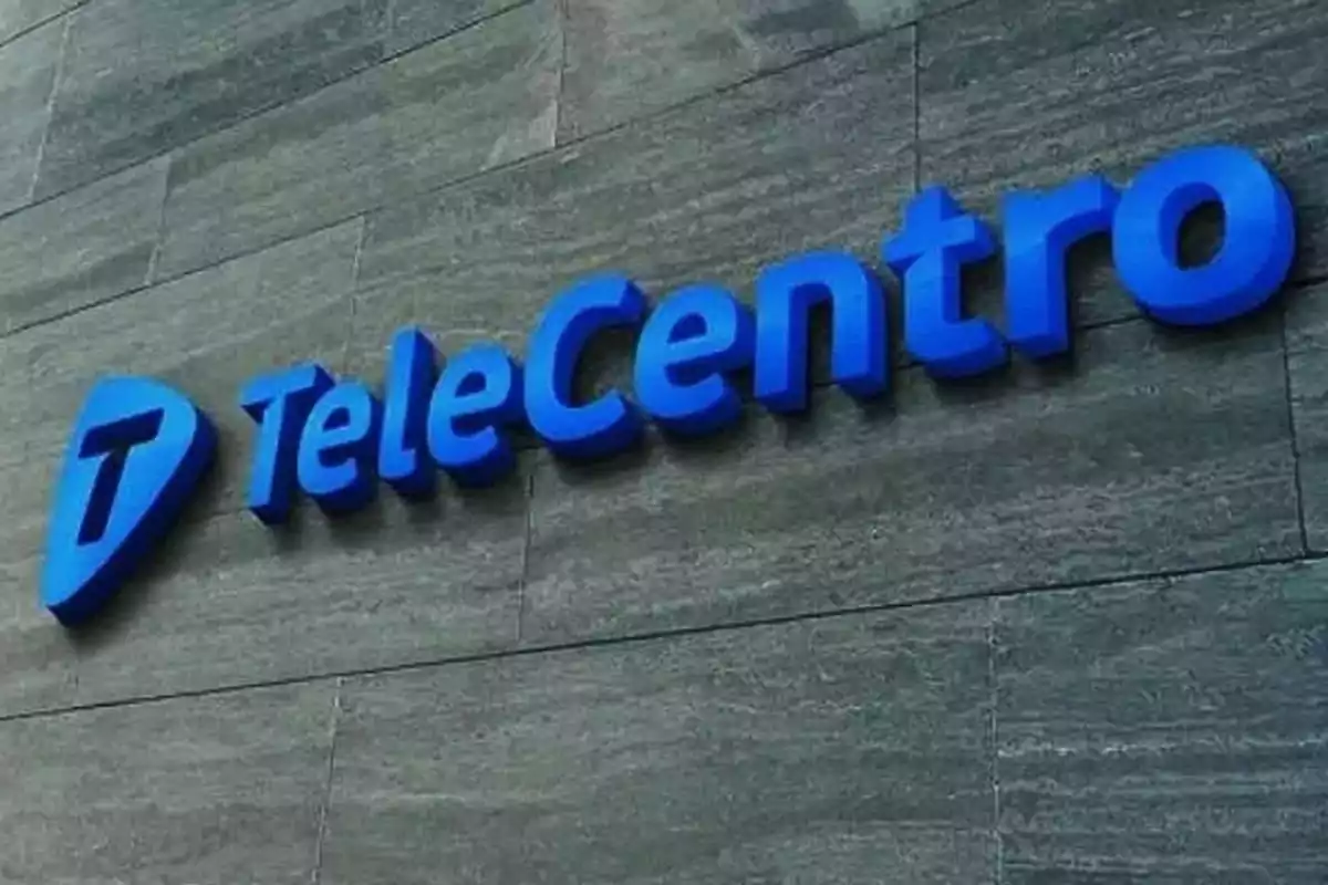 Un letrero azul de TeleCentro en una pared de piedra gris. Un letrero azul de TeleCentro en una pared de piedra gris.