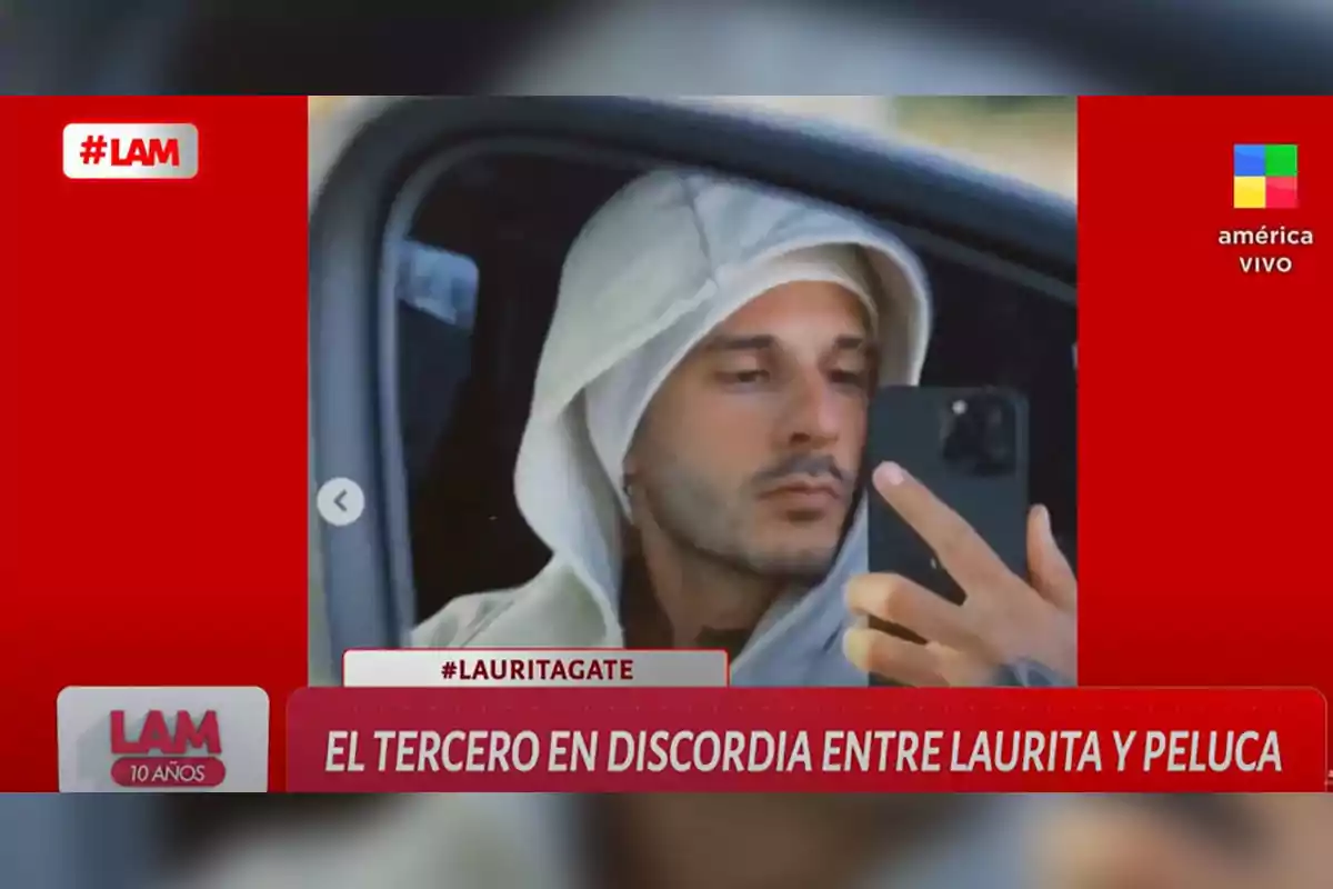Un hombre con capucha se toma una selfie en el espejo de un auto, con gráficos de un programa de televisión en los bordes. Un hombre con capucha se toma una selfie en el espejo de un auto, con gráficos de un programa de televisión en los bordes.