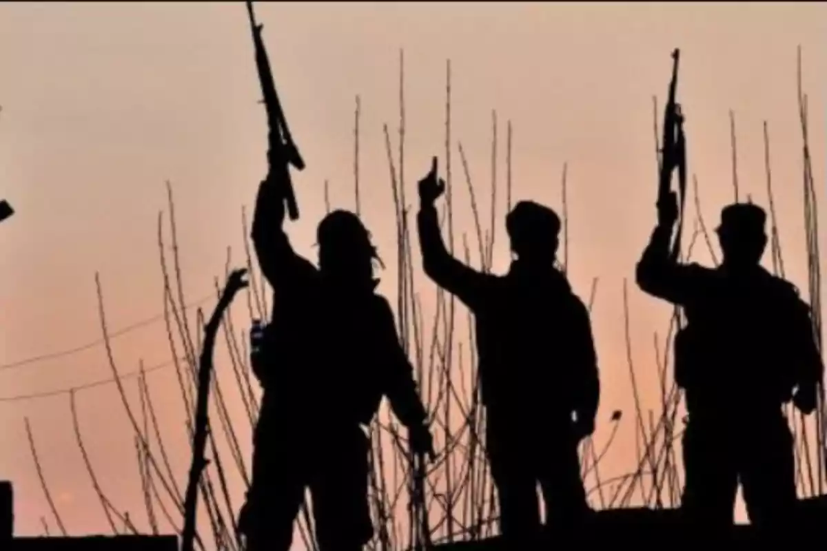 Siluetas de tres personas armadas levantando sus armas al atardecer con ramas de árboles al fondo.