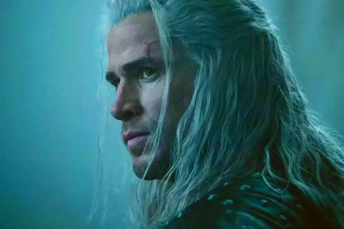 Hombre de cabello largo y blanco con una cicatriz en la frente y expresión seria en un ambiente azul oscuro Hombre de cabello largo y blanco con una cicatriz en la frente y expresión seria en un ambiente azul oscuro