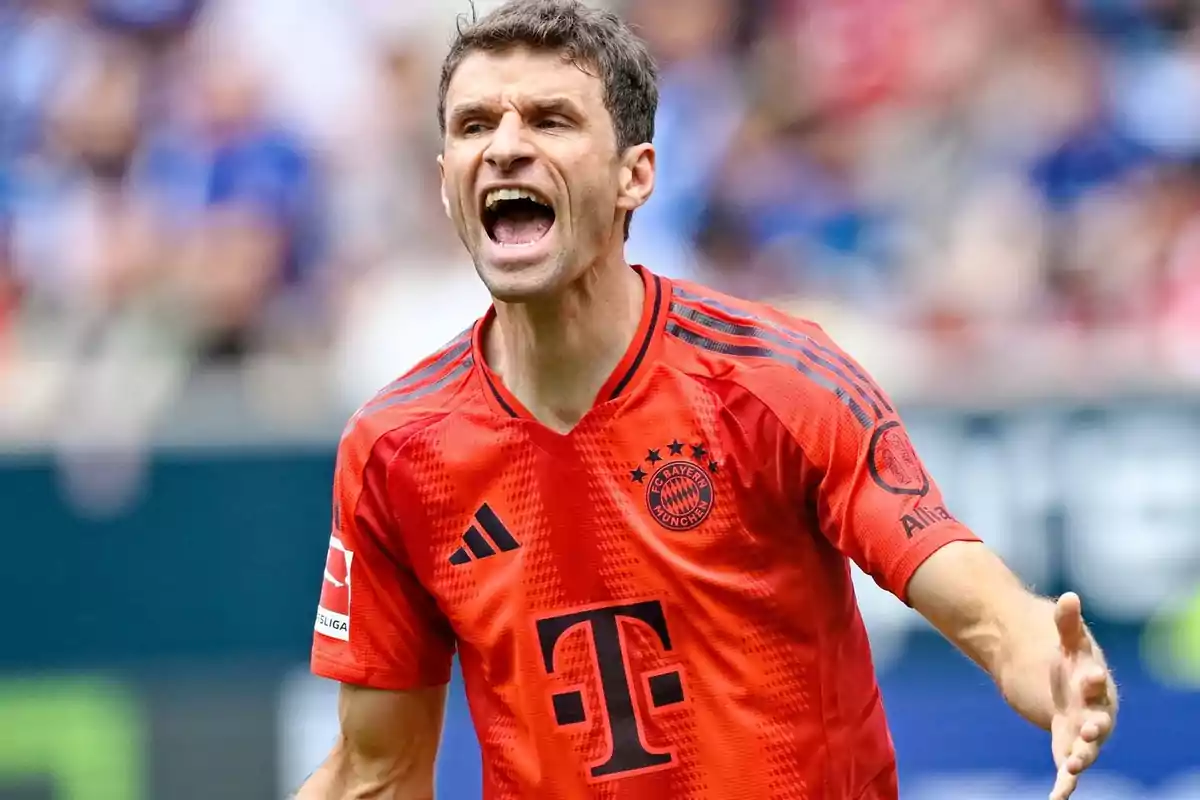 Futbolista con uniforme rojo del Bayern Múnich gesticulando en el campo durante un partido Futbolista con uniforme rojo del Bayern Múnich gesticulando en el campo durante un partido