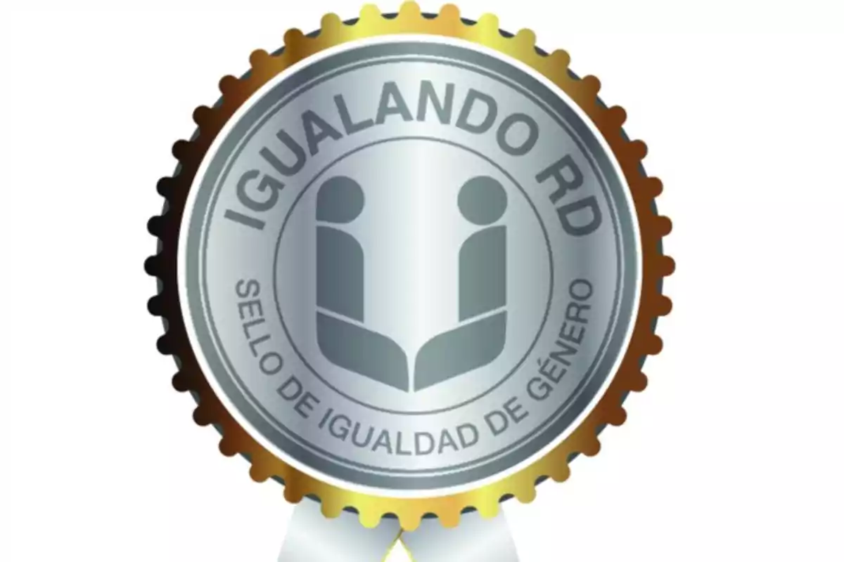 Medalla plateada con borde dorado que dice "Igualando RD Sello de Igualdad de Género" y muestra un símbolo de dos figuras humanas estilizadas.