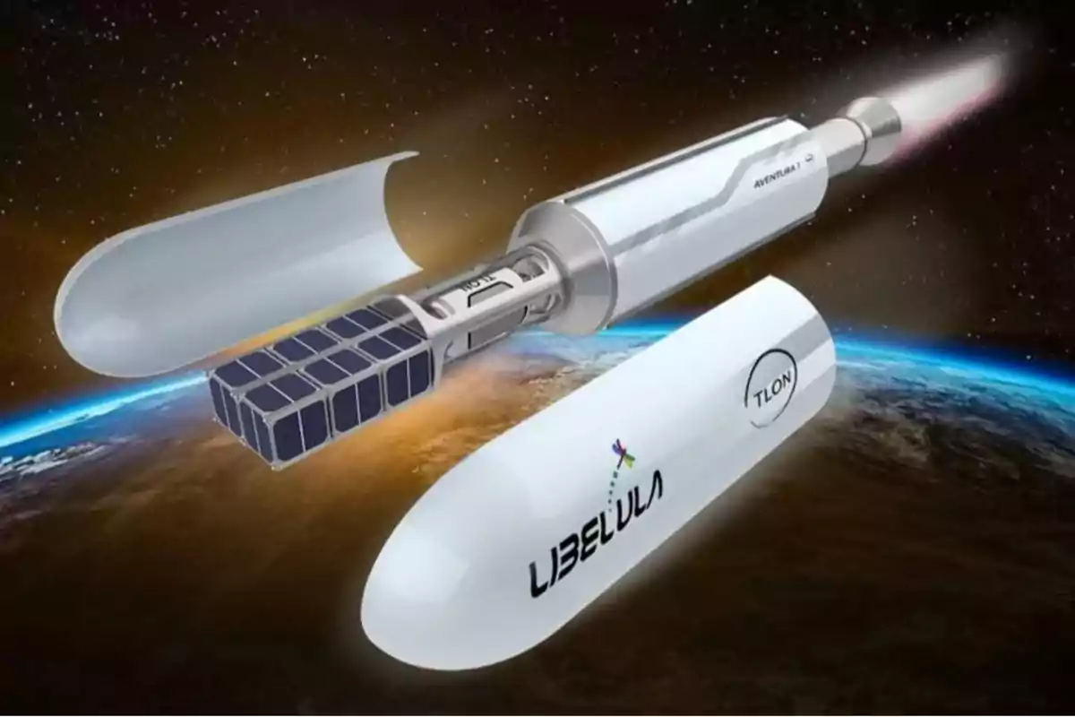 Un cohete espacial con su carenado abierto mostrando un satélite en su interior sobre el fondo del espacio y la Tierra.