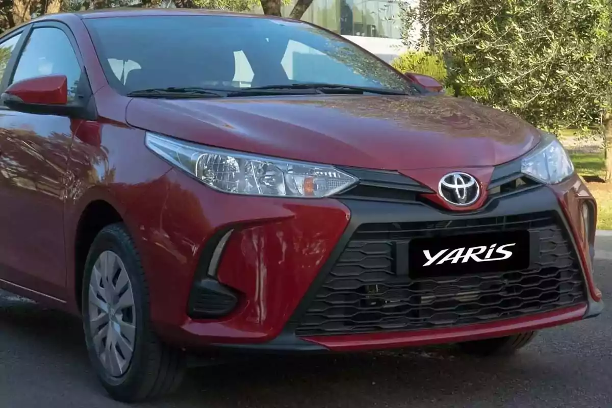 Auto Toyota Yaris color rojo estacionado en la calle Auto Toyota Yaris color rojo estacionado en la calle