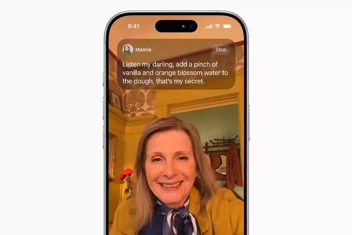 Una mujer sonriente aparece en una videollamada en la pantalla de un teléfono móvil, mientras en la parte superior se muestra un mensaje con una receta secreta. Una mujer sonriente aparece en una videollamada en la pantalla de un teléfono móvil, mientras en la parte superior se muestra un mensaje con una receta secreta.