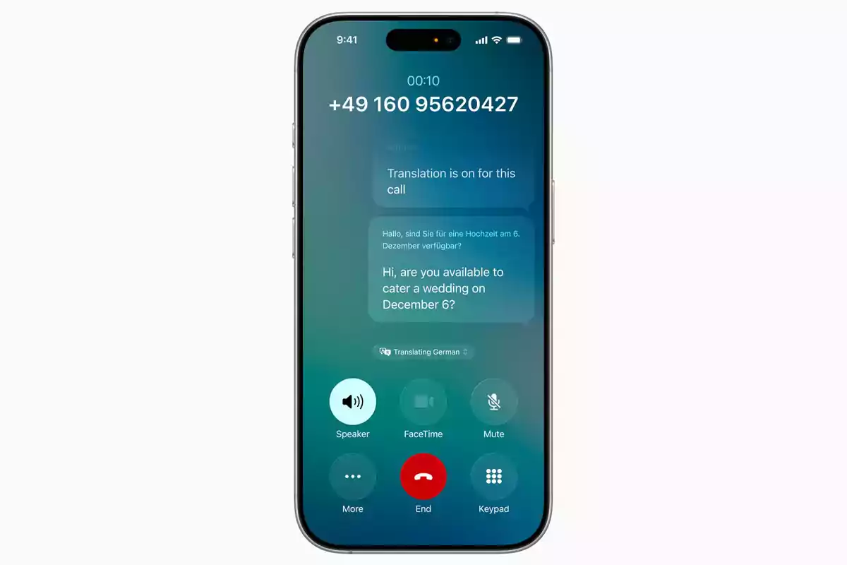 Un iPhone muestra una llamada en curso con traducción en tiempo real de mensajes entre inglés y alemán, con opciones de altavoz, FaceTime, silenciar, más opciones, finalizar y teclado en pantalla. Un iPhone muestra una llamada en curso con traducción en tiempo real de mensajes entre inglés y alemán, con opciones de altavoz, FaceTime, silenciar, más opciones, finalizar y teclado en pantalla.