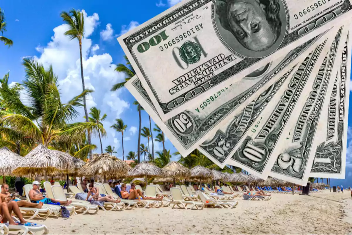 Personas descansando en camastros bajo palmeras y sombrillas en la playa con billetes de dólares superpuestos en la imagen
