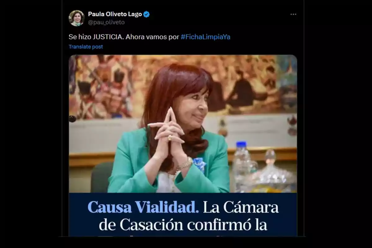 Una persona con cabello rojo y chaqueta verde está sentada en una mesa, con las manos juntas, mientras un texto en la imagen menciona la confirmación de una sentencia en la 