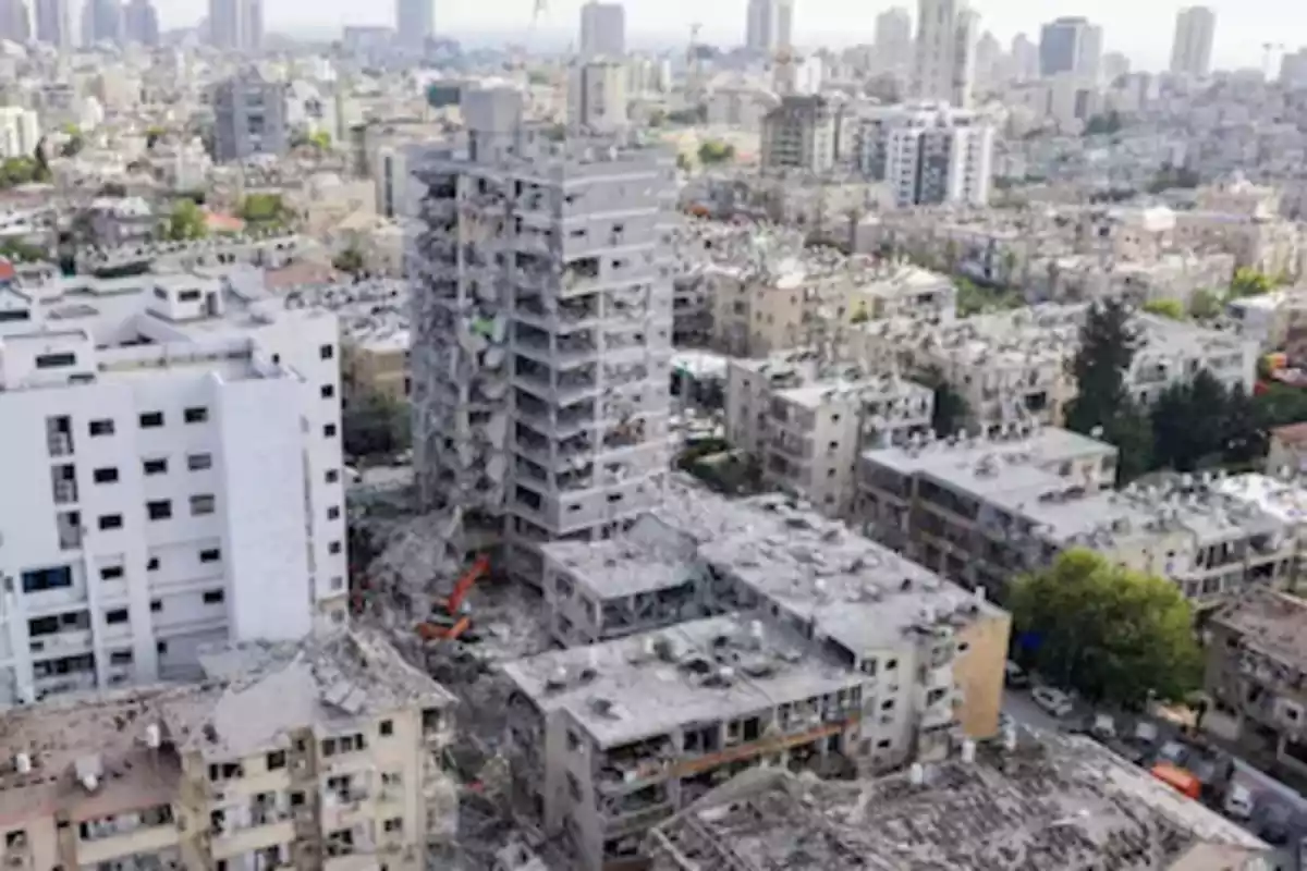 Edificios residenciales gravemente dañados en una ciudad con escombros visibles y maquinaria de construcción trabajando en la zona afectada Edificios residenciales gravemente dañados en una ciudad con escombros visibles y maquinaria de construcción trabajando en la zona afectada
